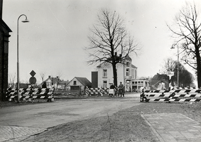 169402 Gezicht op de spoorwegovergang met schuifbomen in de Spoorstraat / Heijenseweg te Gennep.
